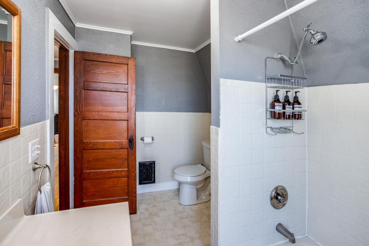 Spacious Home With In-Unit Laundry, Parking, 1Gb Wifi, & Patio Deck روتشستر المظهر الخارجي الصورة