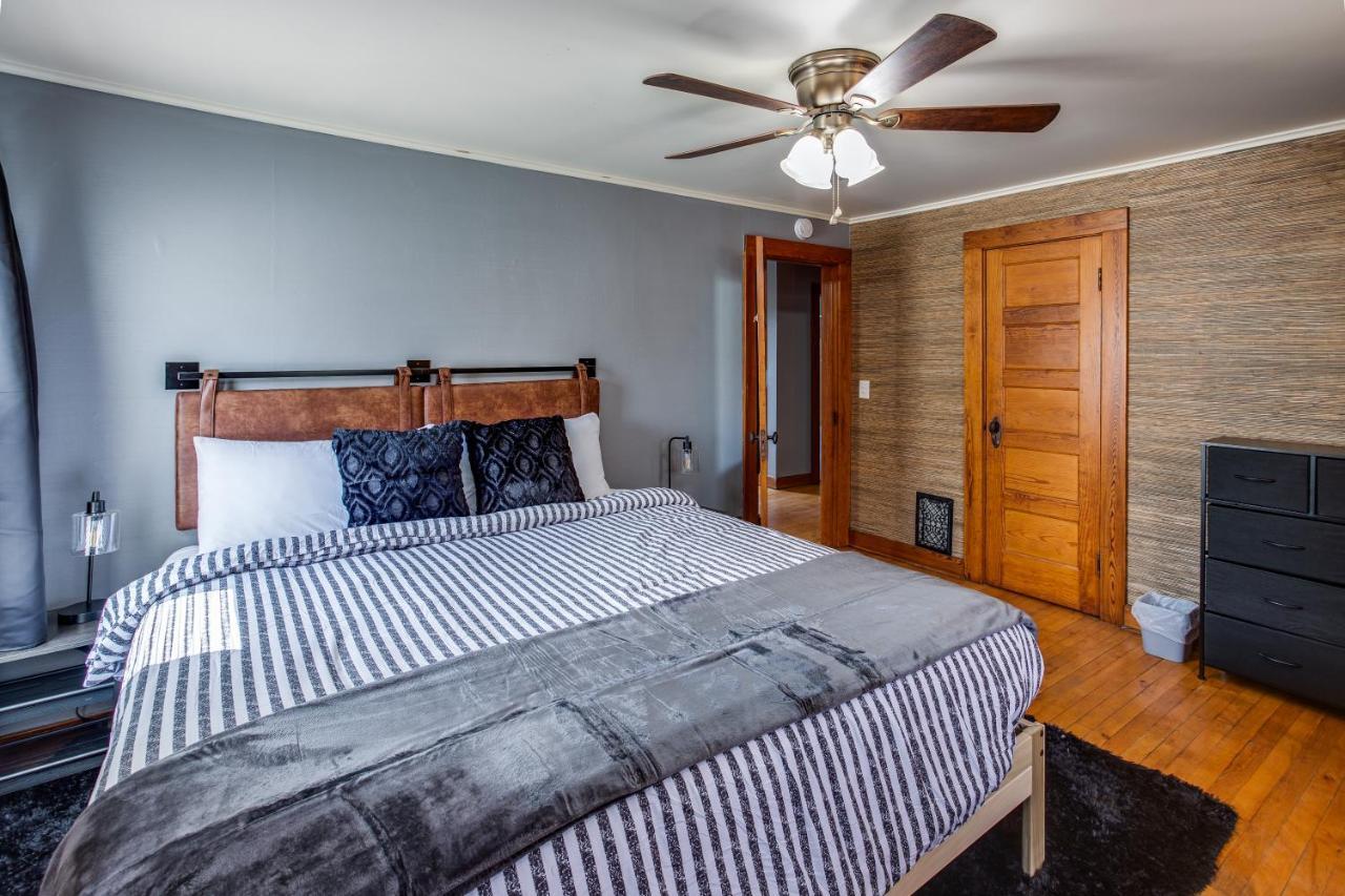 Spacious Home With In-Unit Laundry, Parking, 1Gb Wifi, & Patio Deck روتشستر المظهر الخارجي الصورة