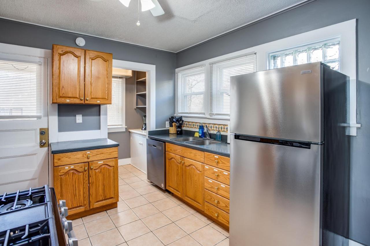 Spacious Home With In-Unit Laundry, Parking, 1Gb Wifi, & Patio Deck روتشستر المظهر الخارجي الصورة